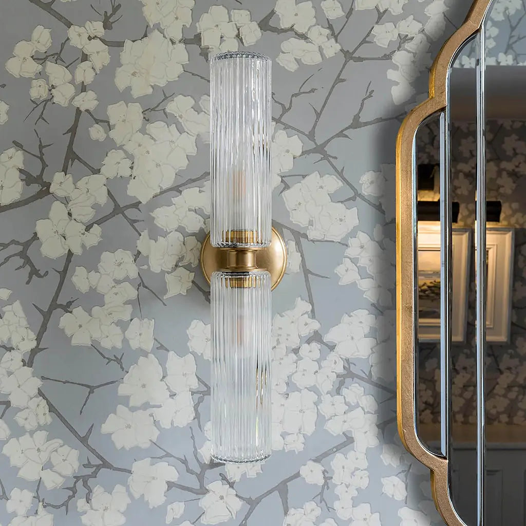 Claremont Medium Vegglampe Med Rillet Glass Antikk Messing